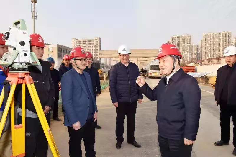 江西省委副書(shū)記、代省長(cháng)葉建春看望慰問(wèn)九洲高架東延項目一線(xiàn)職工